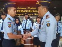 Kabapas Jakarta Pusat Berikan Penghargaan Kepada Pegawai Teladan Periode I di Tahun 2020
