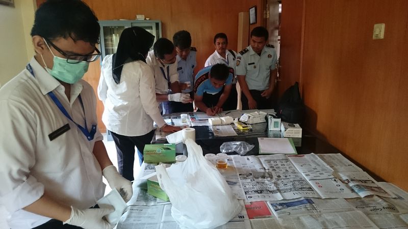 Tes Urin Petugas dan Narapidana Lapas Terbuka Jakarta oleh BNN (02-05-16)