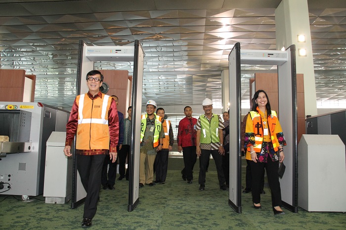 2016 06 27 kunjungan menteri hukum ke bandara 1