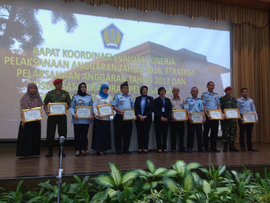2017 03 22 Piagam Penghargaan KPPN Jakarta V kepada Rupbasan Jakarta Selatan3