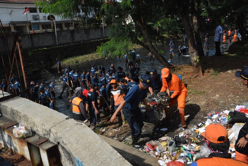 Lapas Narkotika CPNS dan pasukan Orange Bahu membahu mengangkat sampah dari sungai