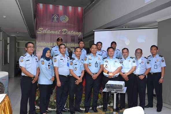 Lapsustik Pelepasan Pegawai Munggahan foto bersama pejabat dengan pegawai yang promosi dan mutasi