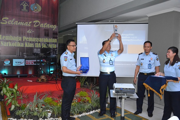 Lapsustik Pelepasan Pegawai Munggahan pemberian penghargaan kepada PKBM Lapas Narkotika Jakarta