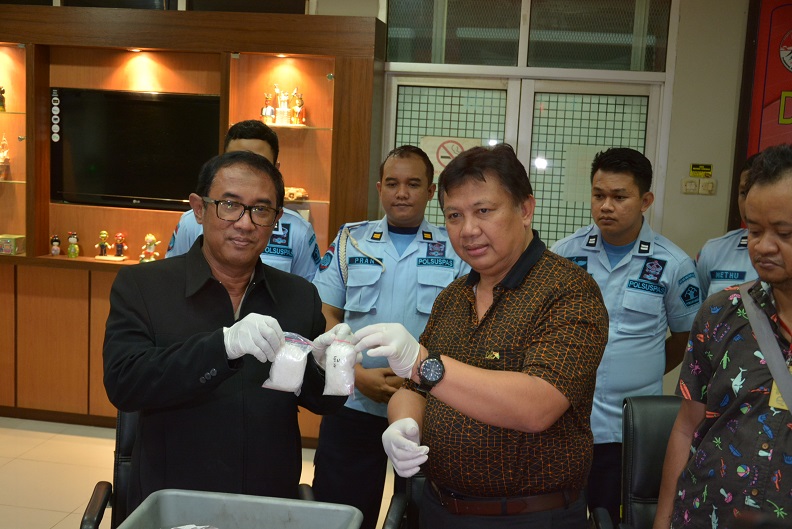 Narkotika Kakanwil menyerahkan barang bukti diduga narkoba ke Wakasat Narkoba Polres Jakarta Timur Kompol Hesti Mardianto